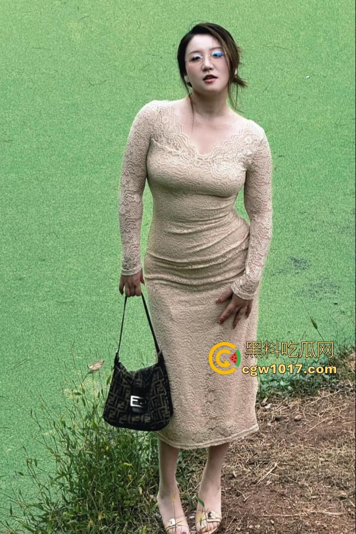 国产重口扩张熟女【依然】，普通假屌满足不了骚B，摸湿润后可口可乐猛塞子宫，小瓶可乐轻松拿下！-1