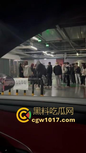 沈阳精神小妹约架群殴，两大帮派集结多人，相互开撕火拼，打得再狠点啊，把逼都扣爆她！-5