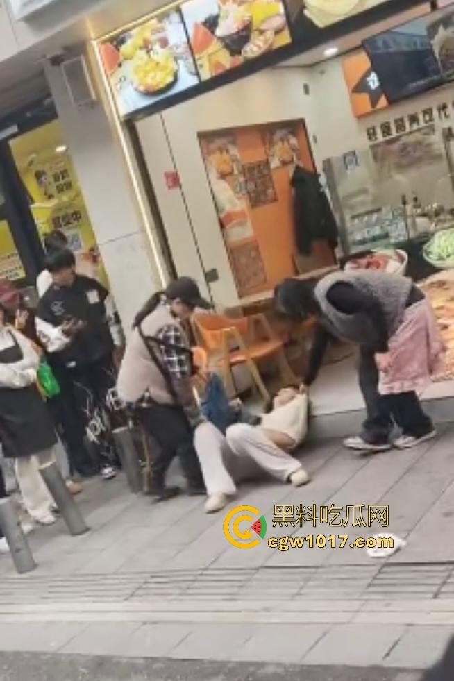 株洲芦淞区蜀香锅盔店，20岁无业骚妹吃完两份拒付钱，脱外套跑路被店主扯衣露膀子，这是霸王餐专业户还是真困难？-3