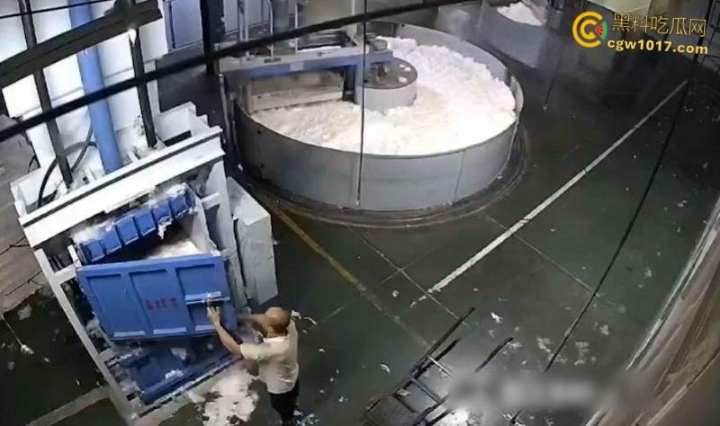 西北角碎料机血腥惨案，工人操作失误双腿被压断，双手撑地拖着残躯爬行数十米，头皮发麻！-2