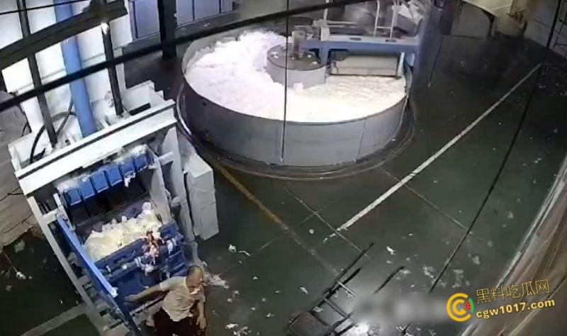 西北角碎料机血腥惨案，工人操作失误双腿被压断，双手撑地拖着残躯爬行数十米，头皮发麻！-5