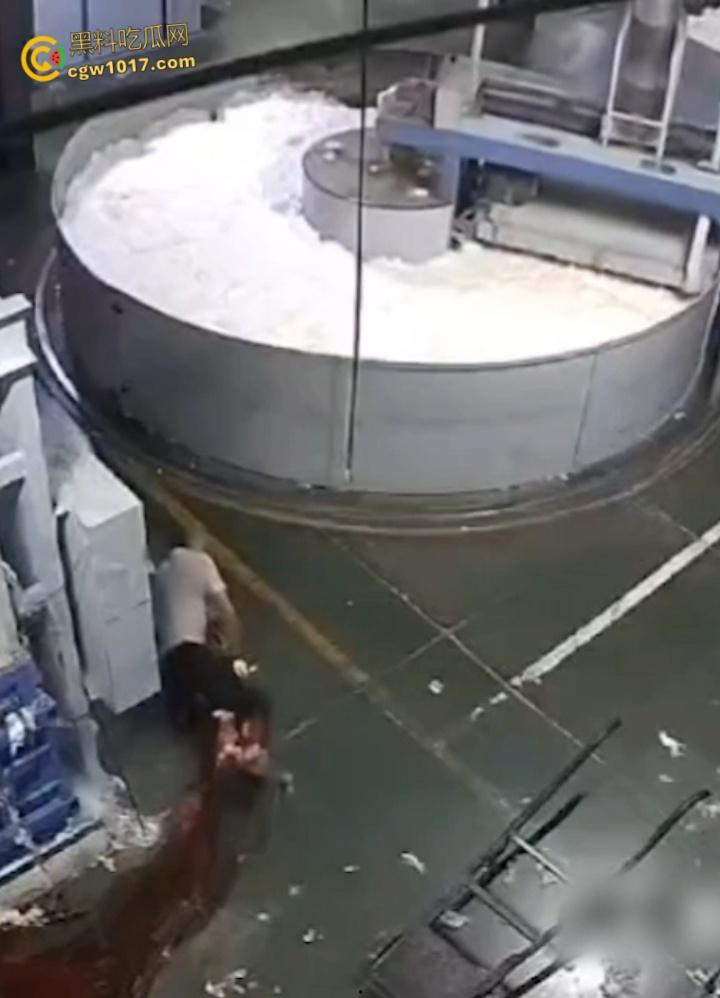 西北角碎料机血腥惨案，工人操作失误双腿被压断，双手撑地拖着残躯爬行数十米，头皮发麻！-7