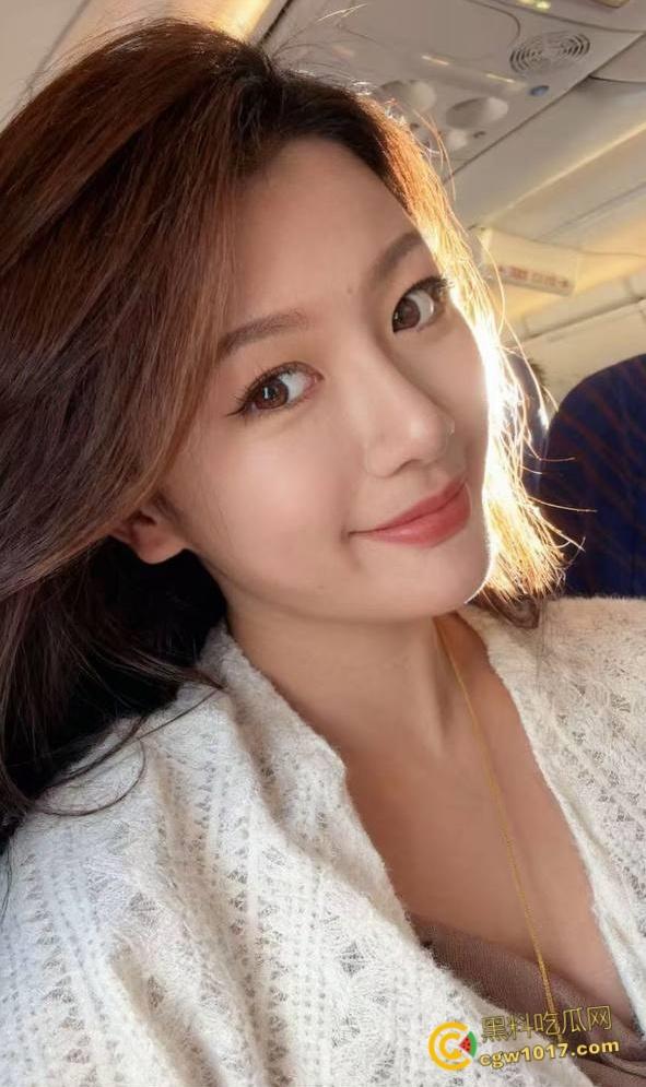 姐姐一边喝奶我就一边摸她奶,直接把姐姐按在地上口交,穿着牛仔长靴对镜后入,水都快喷我脸上来了 !-1