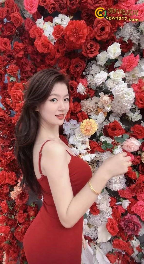 姐姐一边喝奶我就一边摸她奶,直接把姐姐按在地上口交,穿着牛仔长靴对镜后入,水都快喷我脸上来了 !-2