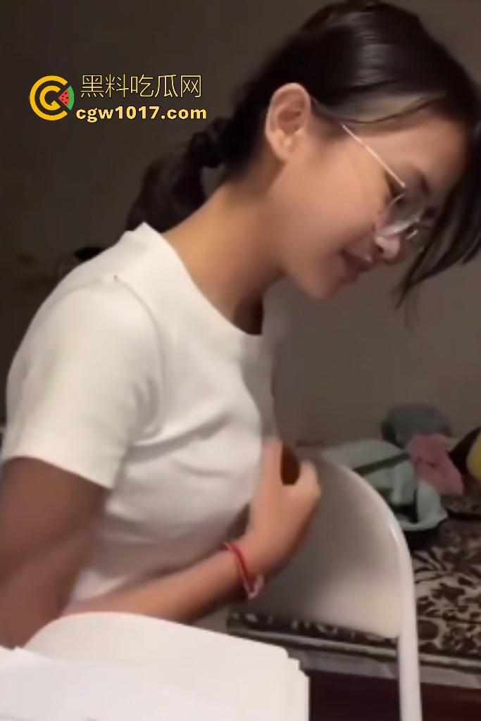 眼镜精神小妹抱猫唱歌难听，猫猫头听不下去直接咬胸部，咬的妹子说“what the fuck”，这猫也是个老吃家了！-7