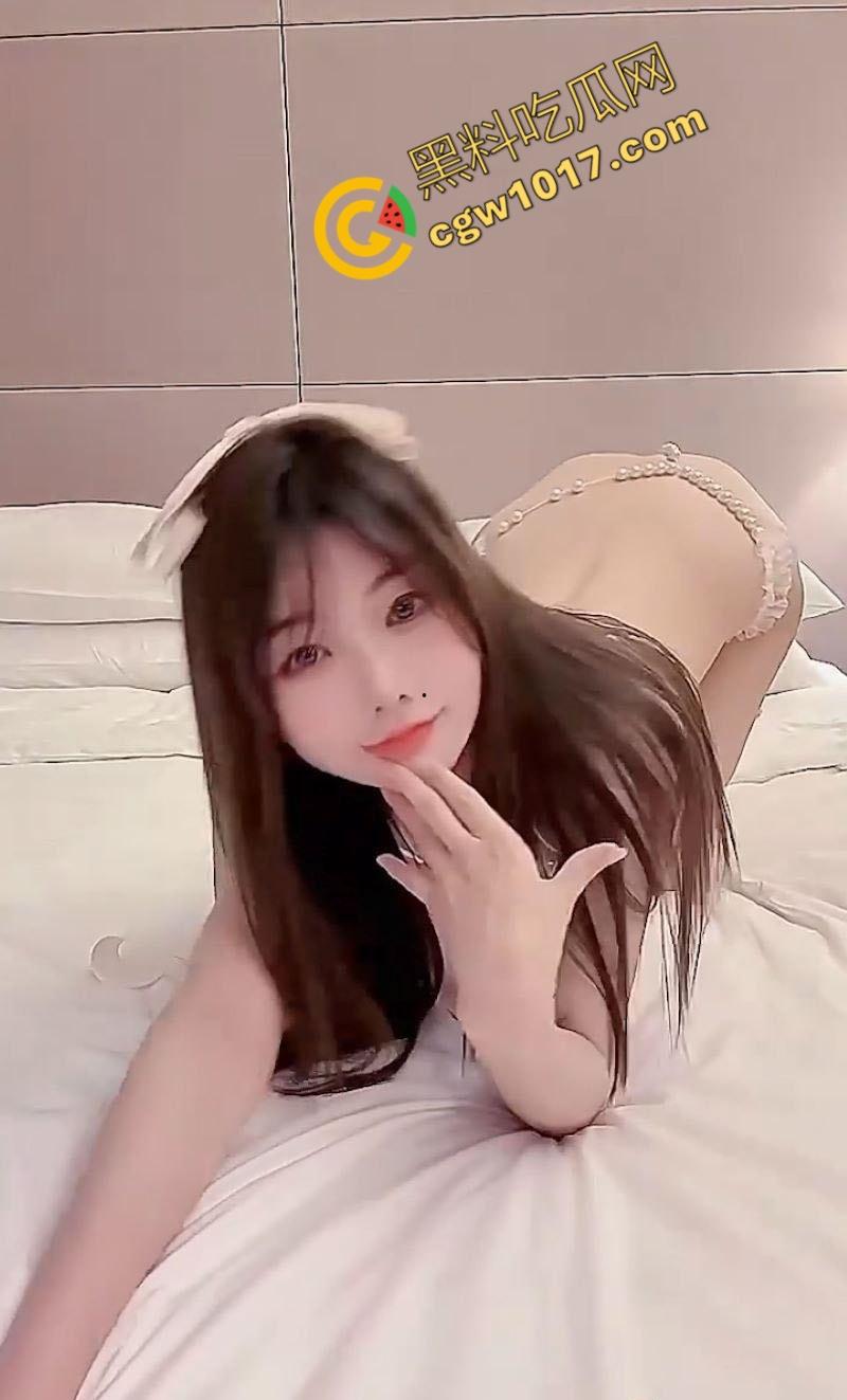 惊爆!秀人网嫩模【绾绾么】湿拍后入爆操,巨乳和翘臀诱人至极!摄影师后入爆操,极致淫艳!-1