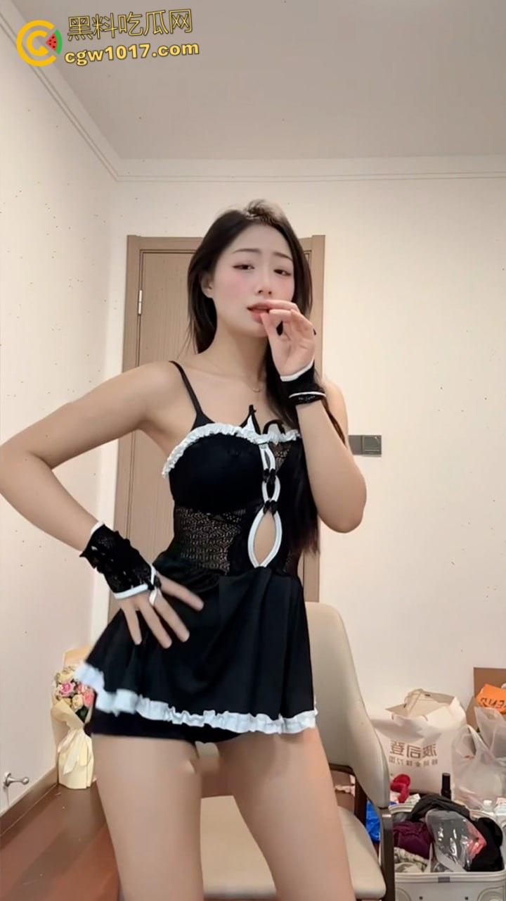 抖音高颜值网红【小绵羊】,金主定制骚舞福利流出,身材纤细性感妖娆,黑色蕾丝三点制服,淫荡骚舞极致诱惑!-3