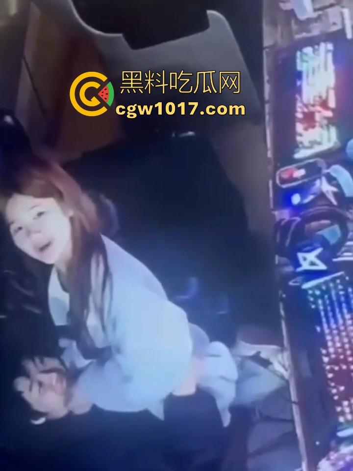 网吧包房年轻情侣打完游戏就在沙发上当场开干？面对摄像头毫无畏惧他人的眼光，年轻人就是会玩！-9