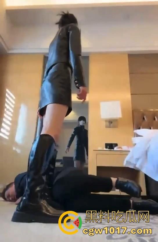 花钱买受虐？大哥特殊癖好曝光，狂砸大额让极品骚鸡骑脸抽他耳光，嘴巴肿成香肠还喊爽！-9