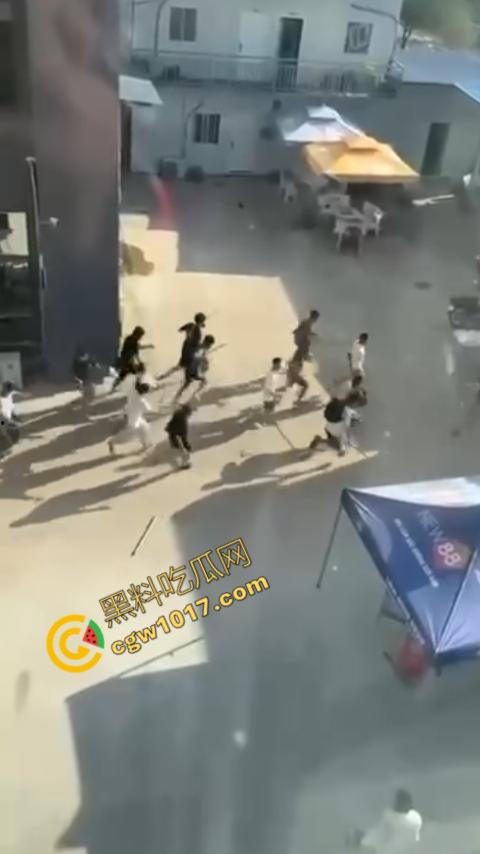 柬埔寨木牌突击抓捕:大楼被围“狗推”慌逃,警笛声与尖叫声交织,大楼一夜成围城!-1