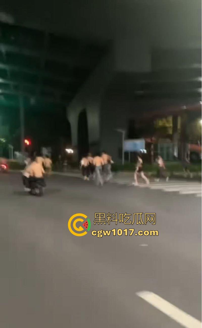 深夜街头惊现帮派斗争！赤裸染发精神小伙携带棍棒骑着鬼火到场，飞车撞人拳拳到肉血拼到底，完全不输电影场面！-3