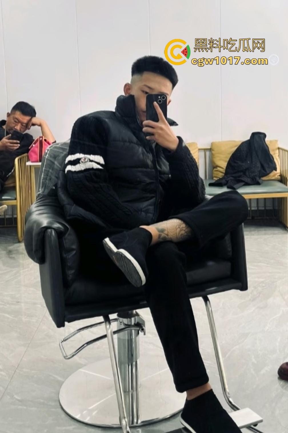 东北吉林豪横精神小伙小妹拳打脚踢白衣男,满嘴“打你咋地打你咋滴”,谁让白衣男欺负别人媳妇呢,找打!-1