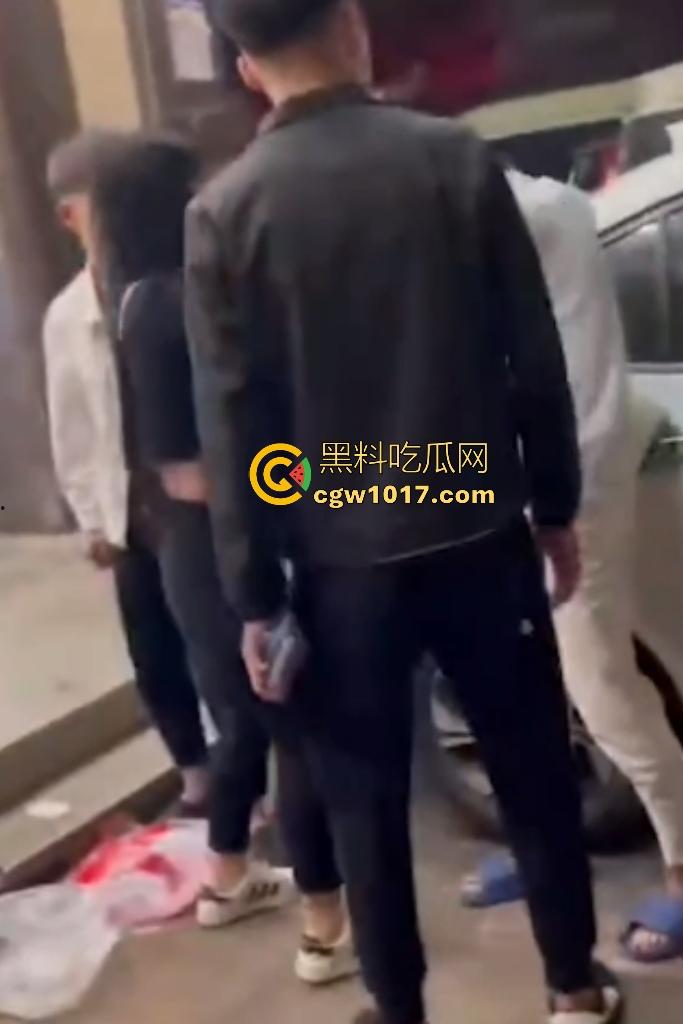 东北吉林豪横精神小伙小妹拳打脚踢白衣男,满嘴“打你咋地打你咋滴”,谁让白衣男欺负别人媳妇呢,找打!-6