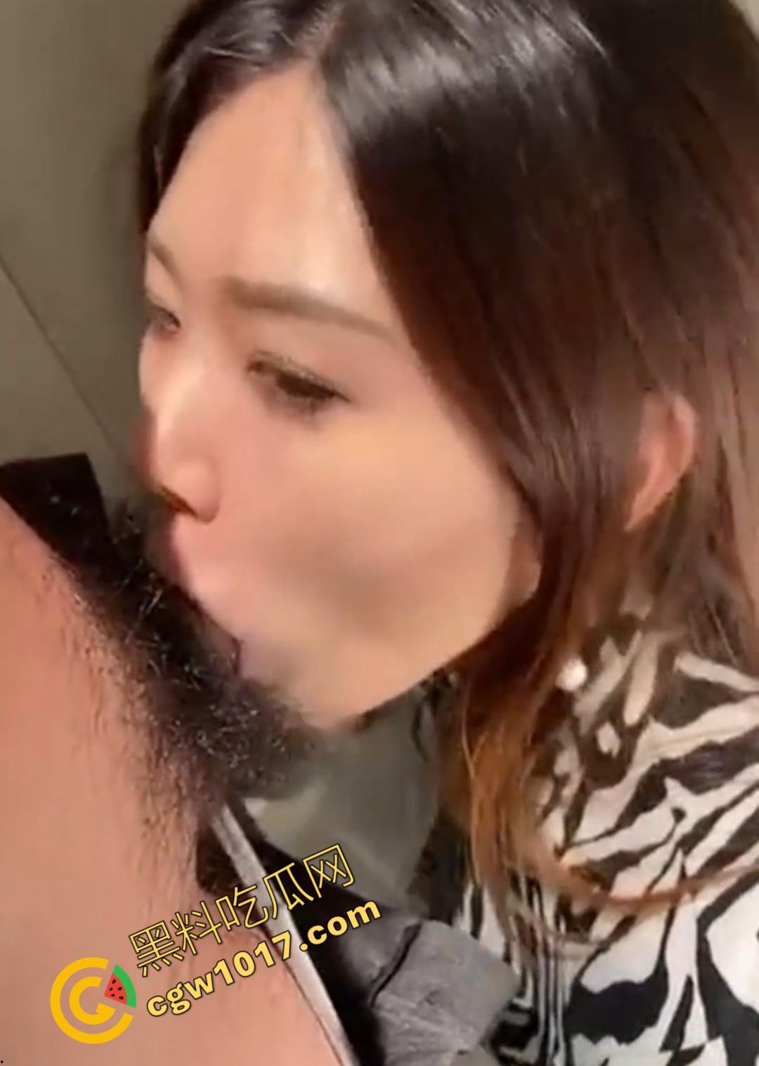 商场柜台大姐【朱艳燕】在试衣间“犯贱”,奶子肥硕的她像发情母兽,舌头撩拨男人鸡巴,热情如火的眼神撩人至极!-7