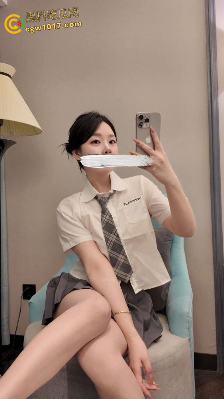 极品福利姬【Olive】,高颜值御姐好利来制服,白虎一线天厨房自慰,极品翘臀后入疯狂抽插,高潮白浆喷涌四溢 !-1