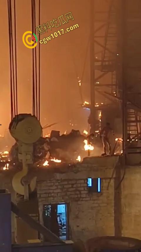 震撼!菲律宾钢厂惨剧:钢水如魔鬼喷发,烈焰吞噬生命,烧伤死亡者无数,惨象人间地狱!-6