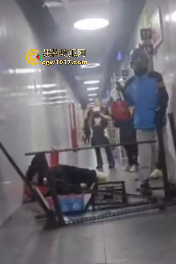 商家出餐3小时外卖小哥迟到餐被抢光，送餐小哥兽性大发殴打女店员，商家怒吼“你早干嘛去了”！-8