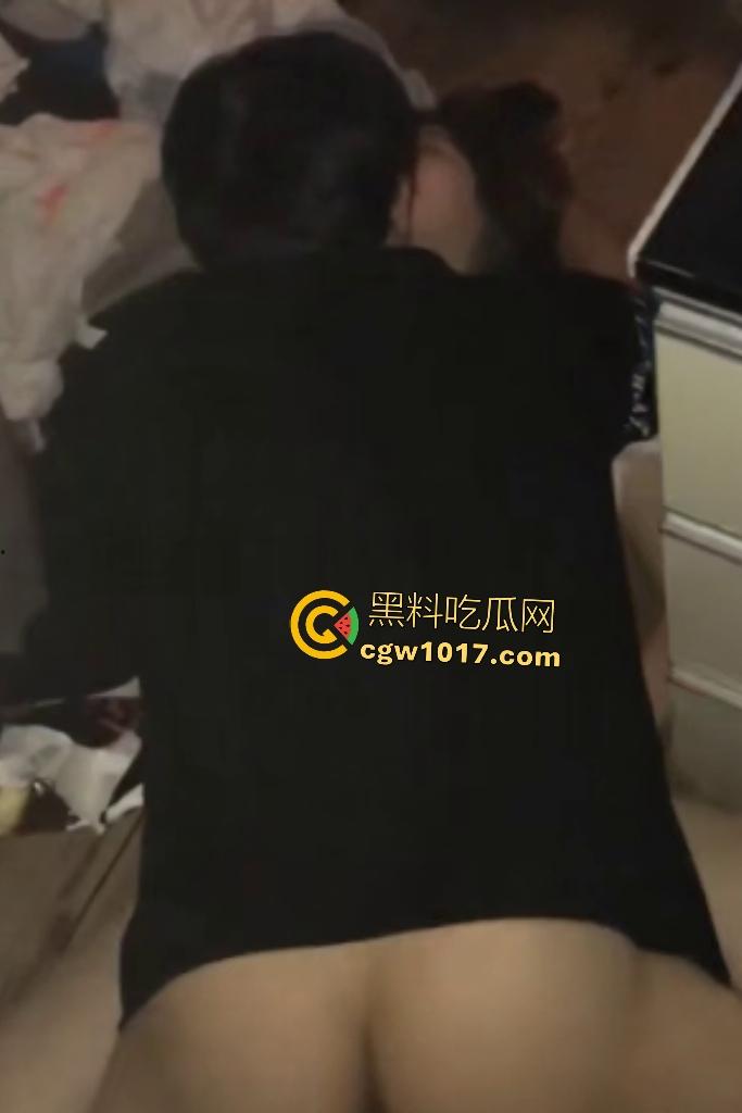 贵州师范学院女大绿茶婊，酒吧灌醉闺蜜献男友，带到出租屋地板上狂操出血，真是防火防盗防闺蜜！-5