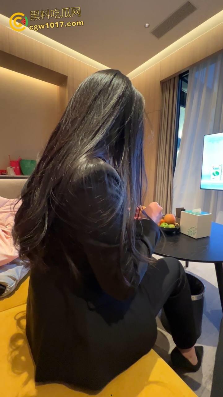 大长腿销售亲姐看我如此燥热,主动脱裤跪地口交,穿着OL制服和圣诞制服,跳蛋玩弄白虎骚穴,被我连续内射两次 !-4