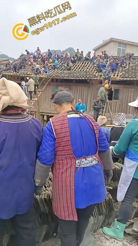 贵州黔东南搬家视频火爆全网,众人合力将房屋搬走,离谱骚操作看呆网友,直呼这才是真正的“搬家”!-2