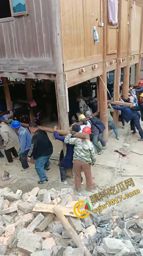 贵州黔东南搬家视频火爆全网,众人合力将房屋搬走,离谱骚操作看呆网友,直呼这才是真正的“搬家”!-6