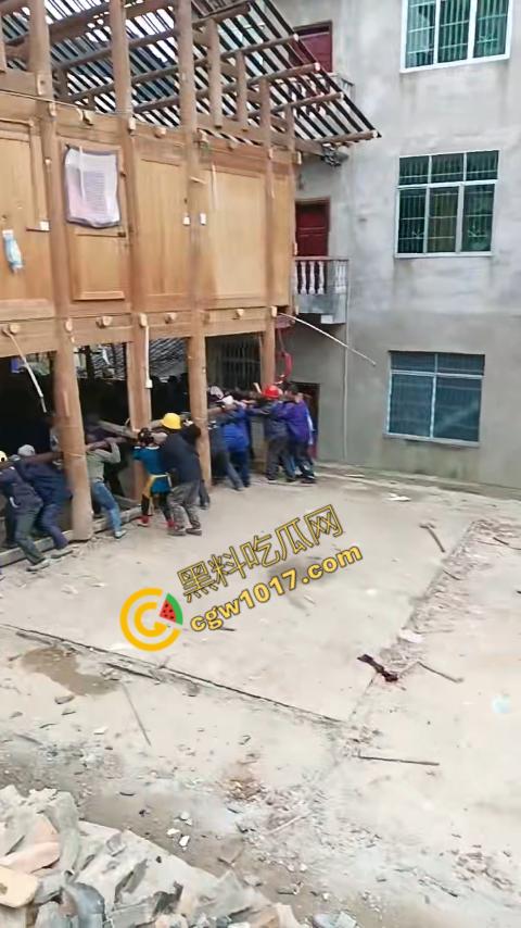 贵州黔东南搬家视频火爆全网,众人合力将房屋搬走,离谱骚操作看呆网友,直呼这才是真正的“搬家”!-9