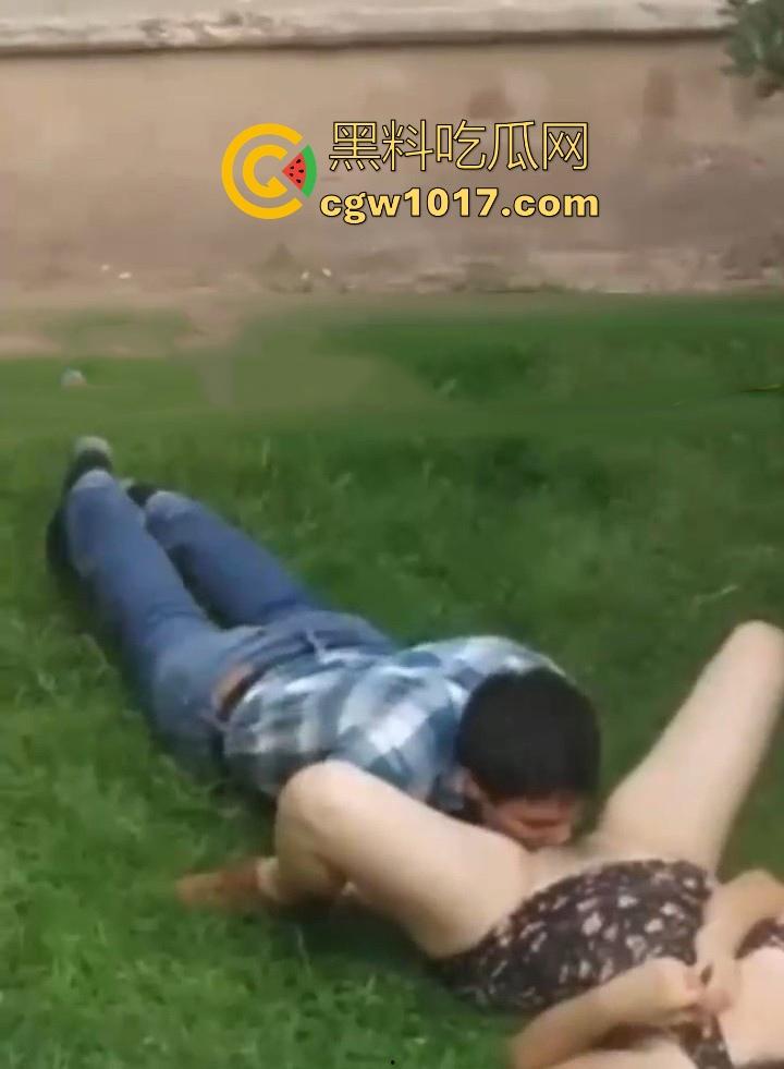 海外优雅绅士大白天上演草坪舔逼！从来没见过如此嚣张饥渴的老外，敞开双腿按着男主的头猛擦，离谱又刺激！-2