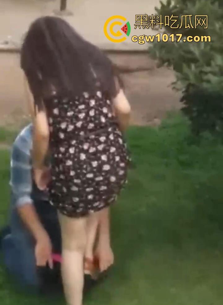 海外优雅绅士大白天上演草坪舔逼！从来没见过如此嚣张饥渴的老外，敞开双腿按着男主的头猛擦，离谱又刺激！-7