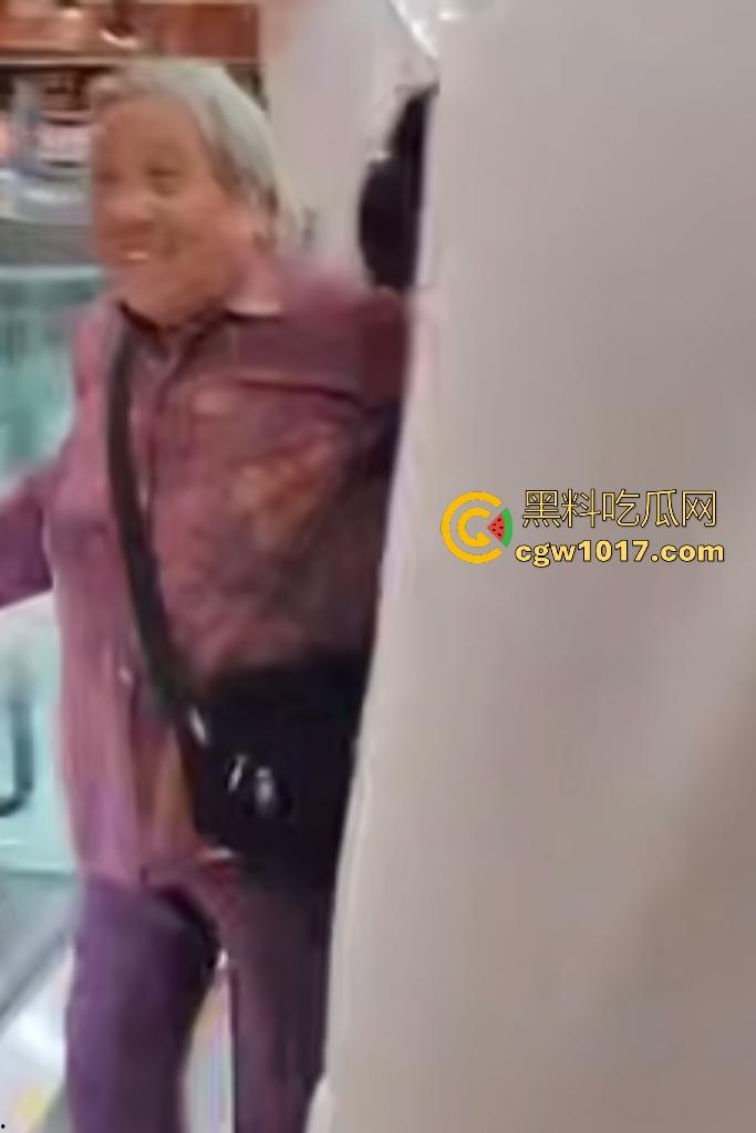NPC大妈逆行走电梯,电梯向下她硬向上爬,逛一圈回来还在走,还要工作人员拉一把,没摔死就不错了!-8