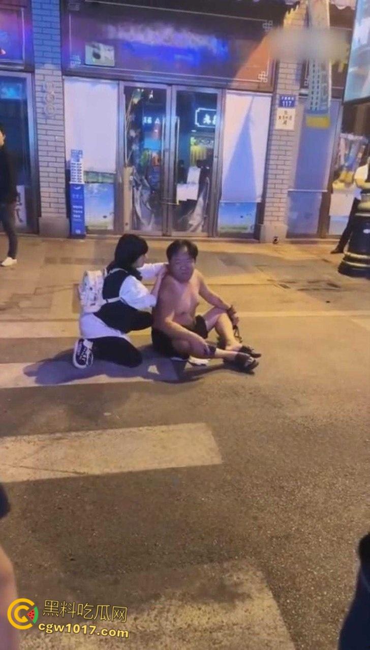 浙江金华万盛南街，油腻大叔被小仙女制服还扒掉衣服，还告知警察自己被猥亵，网友纷纷讨论是女的诬陷大哥 !-3