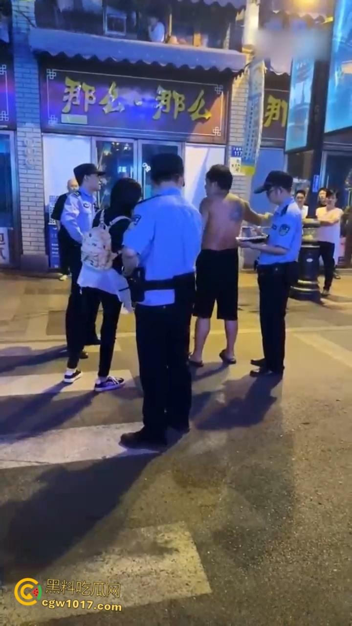 浙江金华万盛南街，油腻大叔被小仙女制服还扒掉衣服，还告知警察自己被猥亵，网友纷纷讨论是女的诬陷大哥 !-6