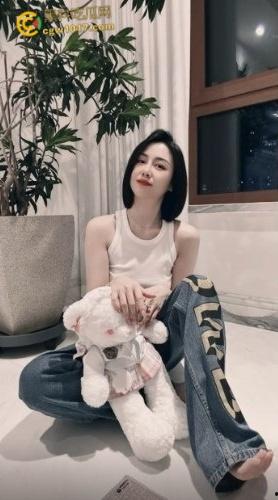 深夜钻到大姐被窝，把姐姐摸无奈了，半推半就把姐姐白浆操了出来，想拒绝这段乱伦史又无法抗拒 ！-1