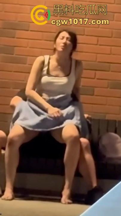 高颜值情侣深夜路边长椅做爱！女方毛巾遮挡跨坐骑乘，丝毫不在意他人眼光，面对偷拍继续摆动取精！-8