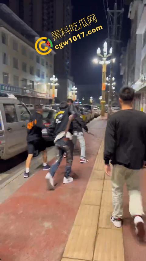 精神小伙街头血战,手起刀落、血洒狂风,勇敢如电影英雄,但残酷如恶魔猛兽,惹不起的狂野疯子!-5