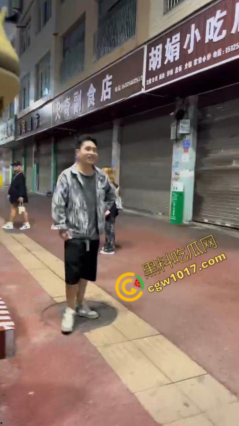 精神小伙街头血战,手起刀落、血洒狂风,勇敢如电影英雄,但残酷如恶魔猛兽,惹不起的狂野疯子!-3