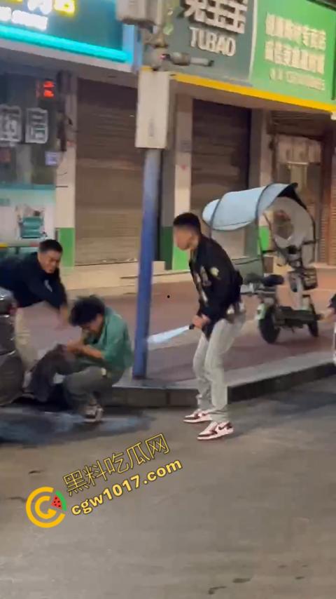 精神小伙街头血战,手起刀落、血洒狂风,勇敢如电影英雄,但残酷如恶魔猛兽,惹不起的狂野疯子!-11