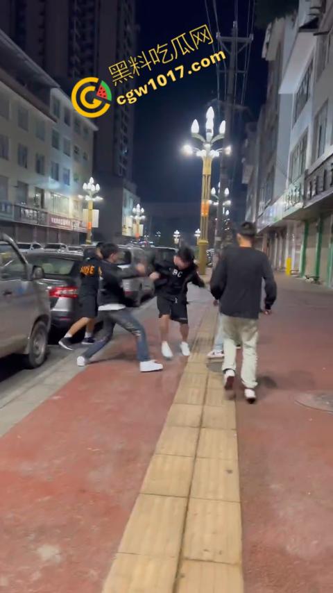 精神小伙街头血战,手起刀落、血洒狂风,勇敢如电影英雄,但残酷如恶魔猛兽,惹不起的狂野疯子!-7