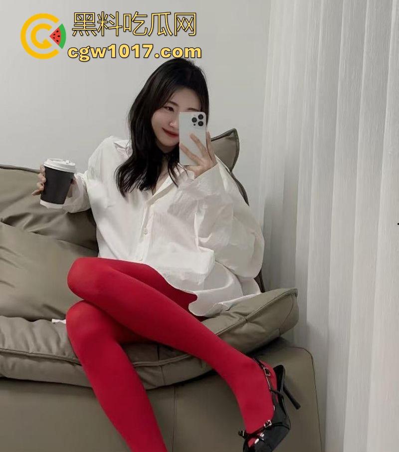 把风骚小嫂子调教成小母狗，出门吊带红丝配上齐逼小短裤，刺激户外露出，无套猛插内射，精液塞满整个淫穴！-2