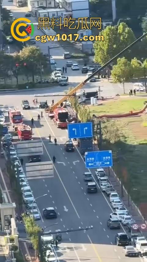 长春工地施工挖天然气挖出尸体，现场道路被封闭起来，怕是杀人灭口，抛死野外的，具体情况还得等待官方！-4