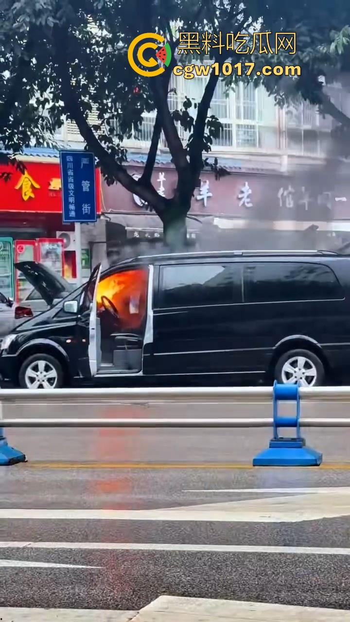 四川绵阳江油又是汽车自燃，期间还多次发生爆炸，把旁边路边停放的车都波及到了，路边车车主一起床天塌了！-7