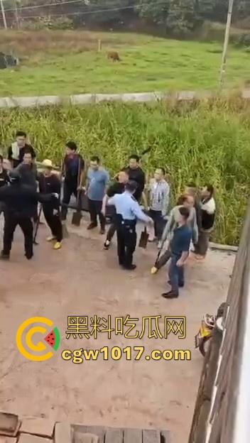 世仇两村大型械斗！仇人见面分外眼红，警察现场拦都拦不开，村民抄起家伙就上，堪比古惑仔砍人！-3