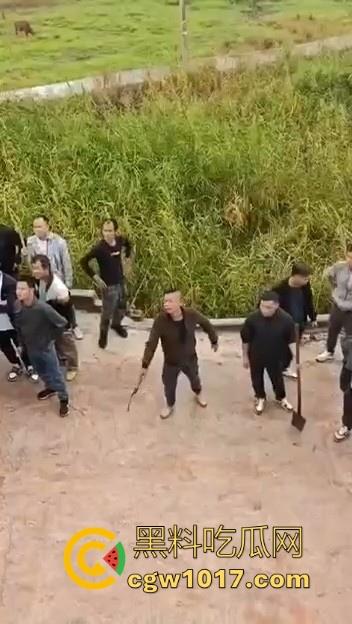 世仇两村大型械斗！仇人见面分外眼红，警察现场拦都拦不开，村民抄起家伙就上，堪比古惑仔砍人！-4
