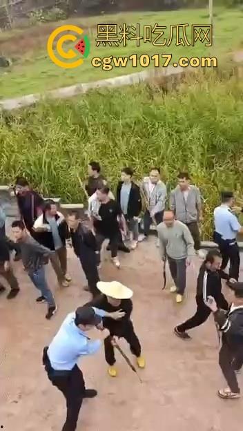 世仇两村大型械斗！仇人见面分外眼红，警察现场拦都拦不开，村民抄起家伙就上，堪比古惑仔砍人！-5