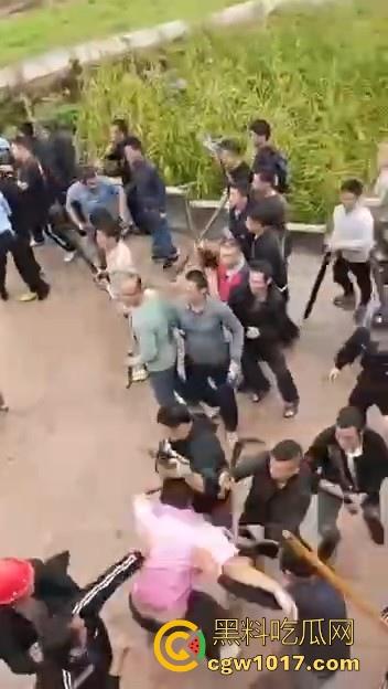 世仇两村大型械斗！仇人见面分外眼红，警察现场拦都拦不开，村民抄起家伙就上，堪比古惑仔砍人！-7