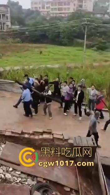 世仇两村大型械斗！仇人见面分外眼红，警察现场拦都拦不开，村民抄起家伙就上，堪比古惑仔砍人！-8