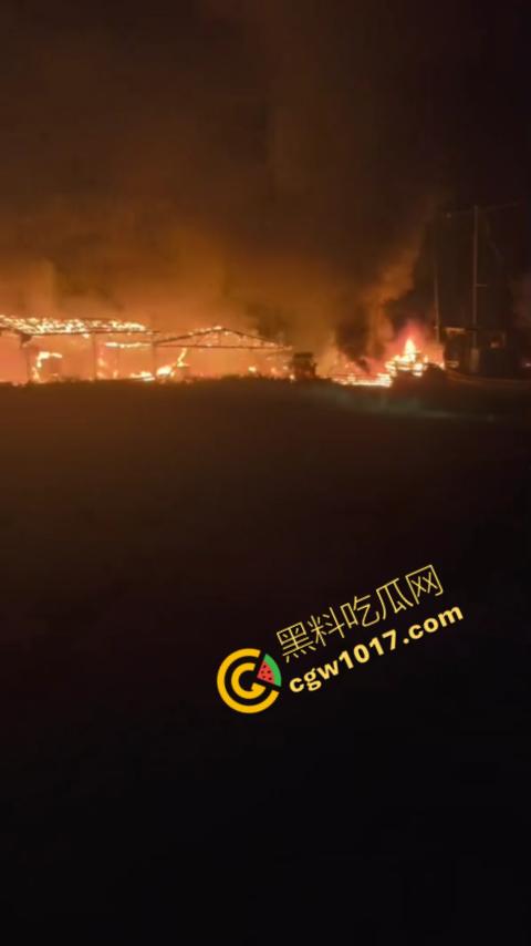 宁德突发火灾!渔船连环暴燃,火舌腾空,夜间被烈焰吞噬殆尽,惊险一刻令人心神俱裂!-1