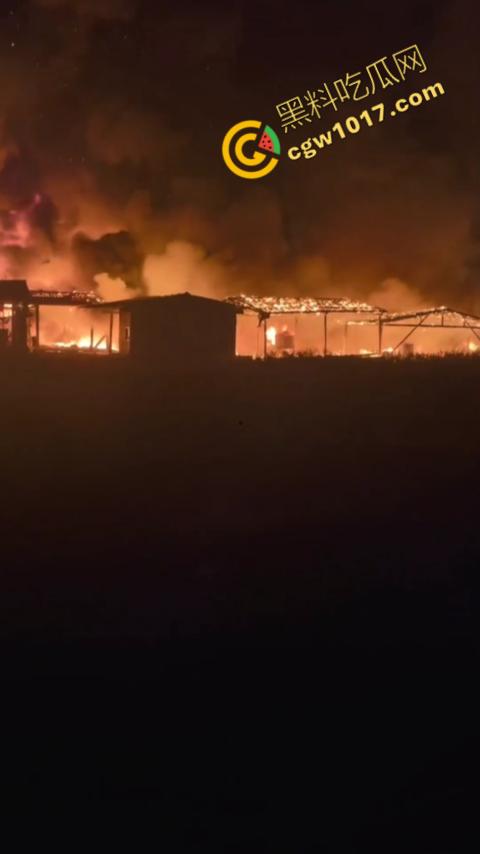 宁德突发火灾!渔船连环暴燃,火舌腾空,夜间被烈焰吞噬殆尽,惊险一刻令人心神俱裂!-2