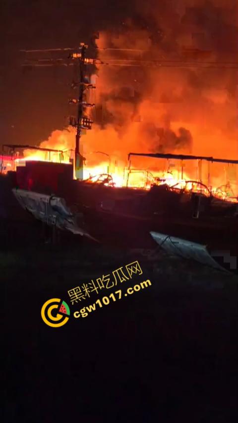 宁德突发火灾!渔船连环暴燃,火舌腾空,夜间被烈焰吞噬殆尽,惊险一刻令人心神俱裂!-4