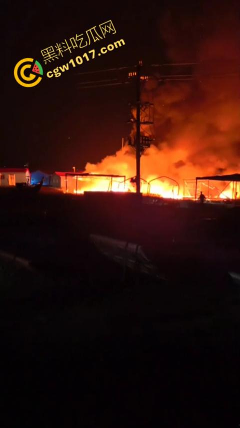 宁德突发火灾!渔船连环暴燃,火舌腾空,夜间被烈焰吞噬殆尽,惊险一刻令人心神俱裂!-5