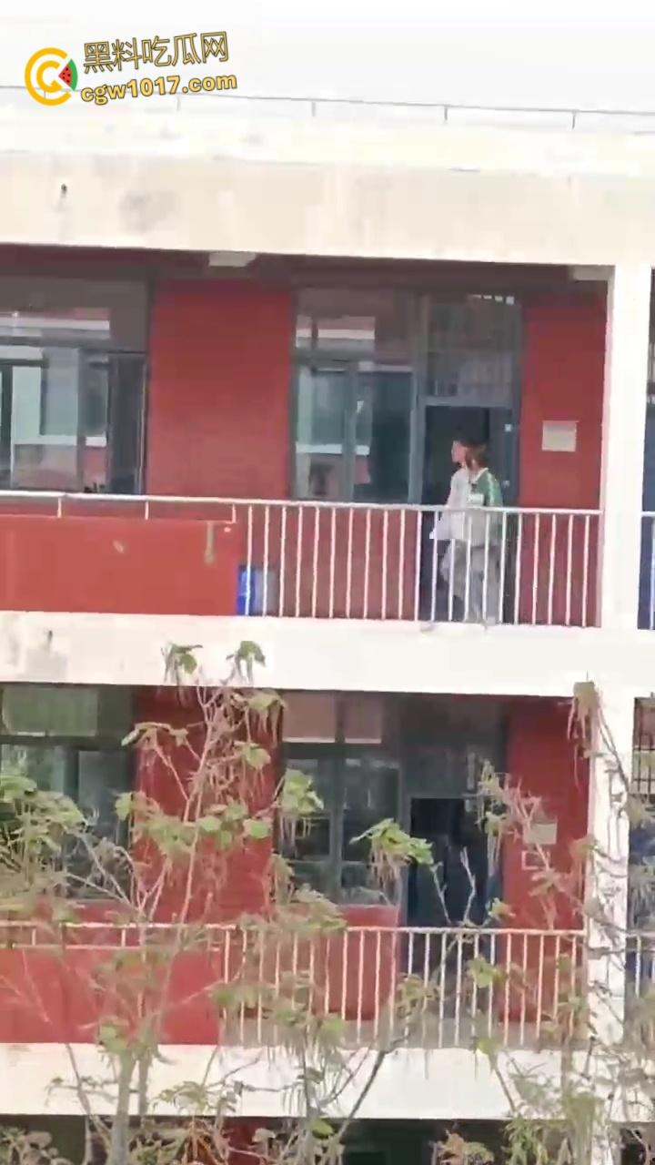 宁夏银川永宁回民高级中学,高一情侣午休时间楼梯间打炮,趴在窗户上无套后入,小小年纪如此大胆了-1